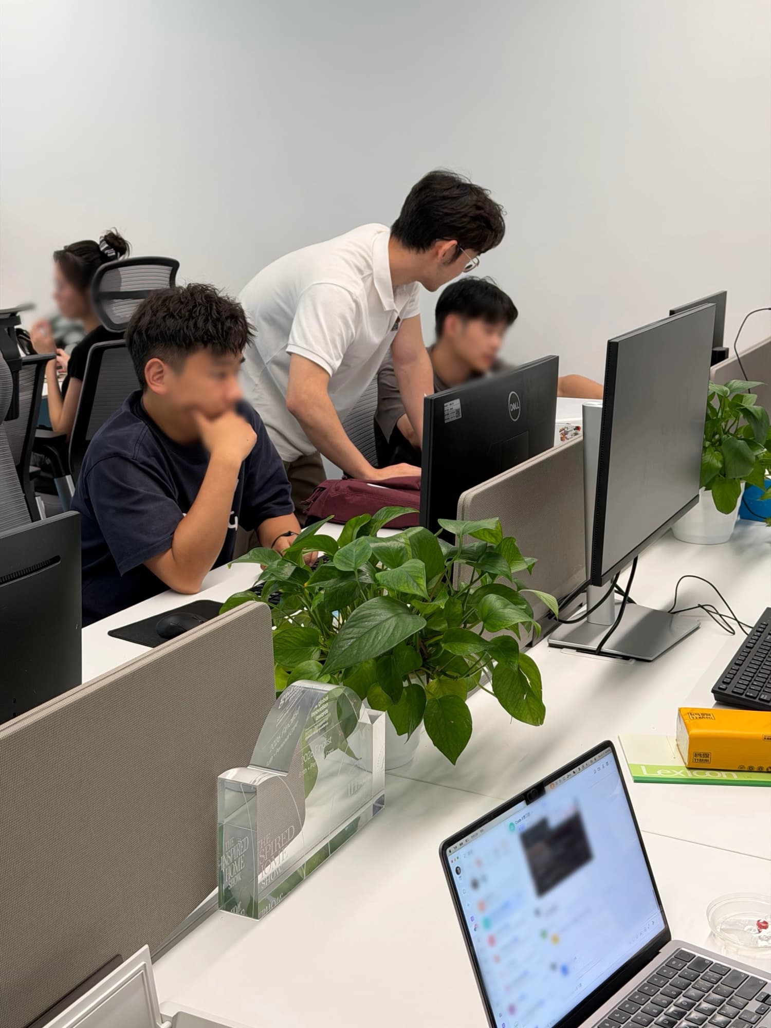 现场协作，在真实办公环境里针对具体任务提供一对一操作指导。