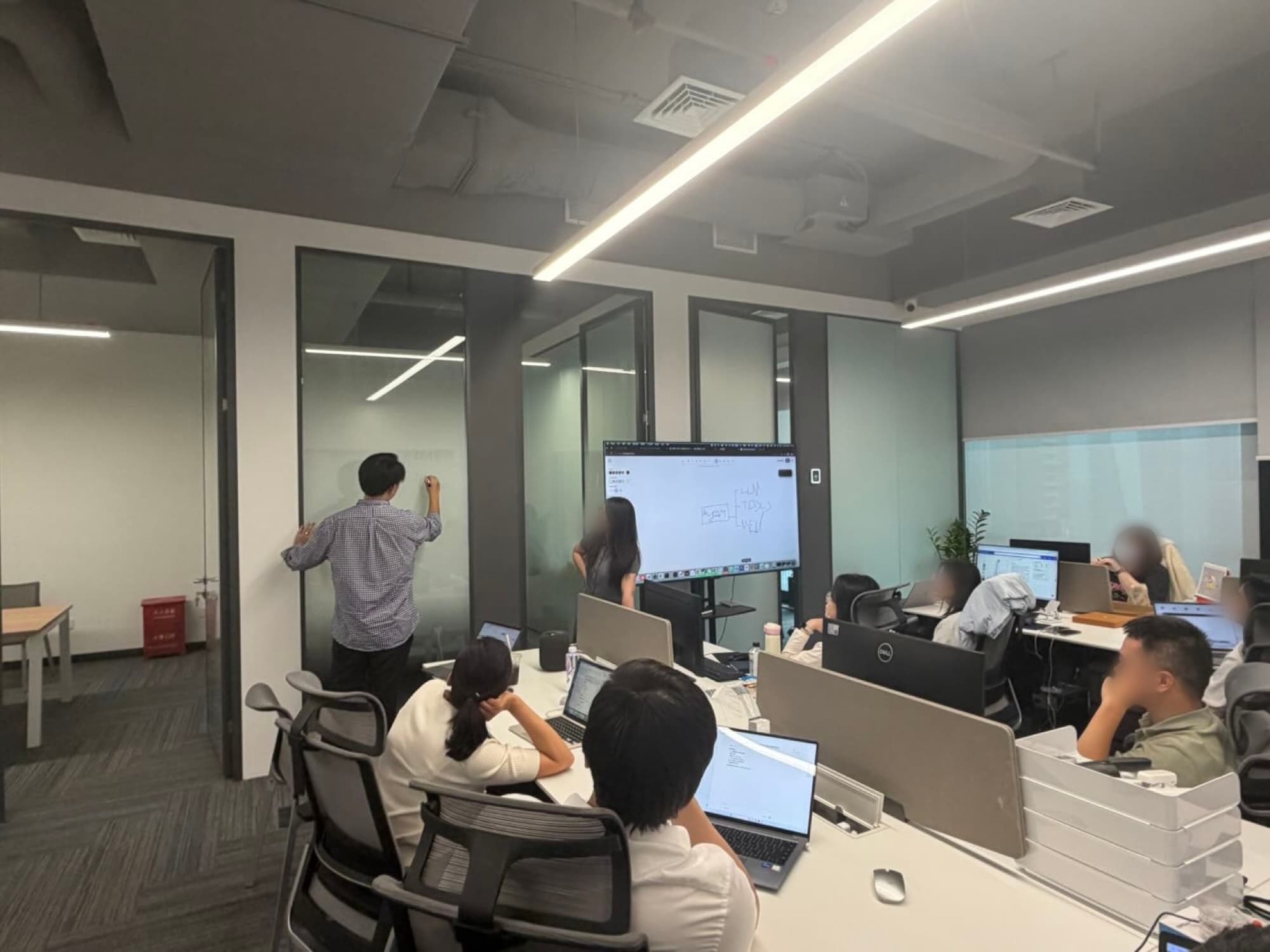 白板共创，把业务问题画出来、讲清楚，再一起跑通解决路径。