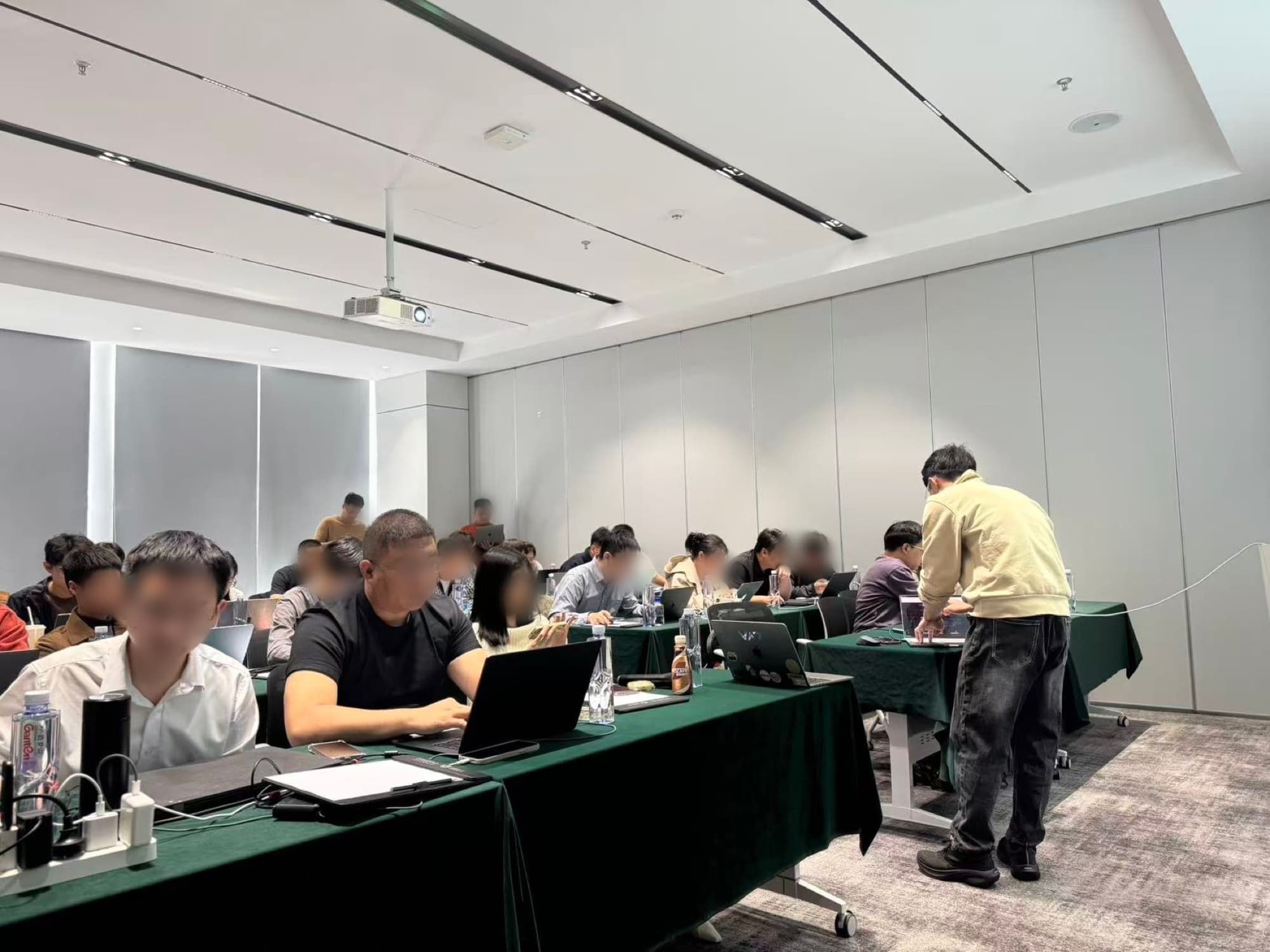 实操现场，讲师在学员操作过程中逐桌指导，及时解决环境与配置问题。